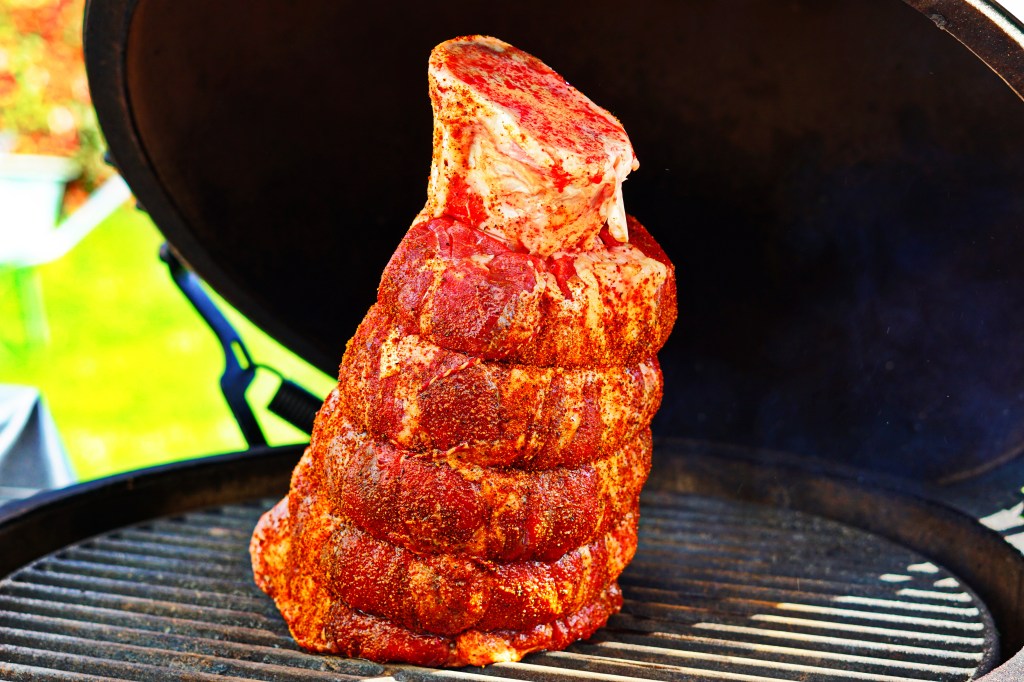 Beef Hammer im rohen Zustand auf dem Grill.

