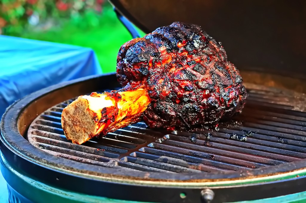 Beef Hammer gegart auf dem Grill.